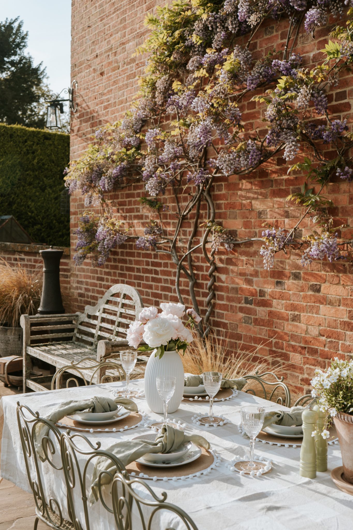 Spring Outdoor Table Scape 5 Tips for Creating the Perfect Spring-Summer Tablescape - Fashion Mumblr